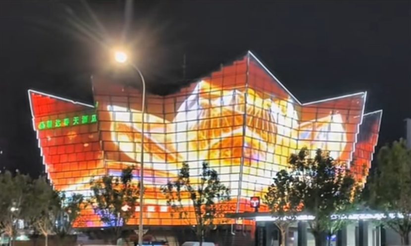 Lotus Tower landmark LED film screen, Tianjin (4,000 m²)
