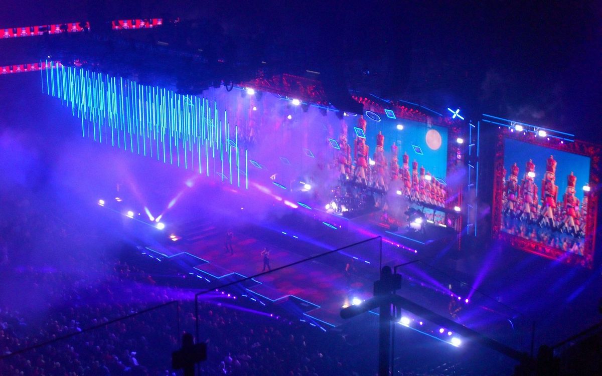 Concert stage screens